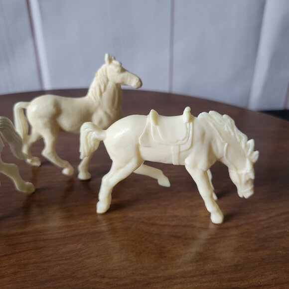 Vintage 1960’s Toy Plastic Horse Figure Set of 4 (White/Cream) - Picture 6 of 8
